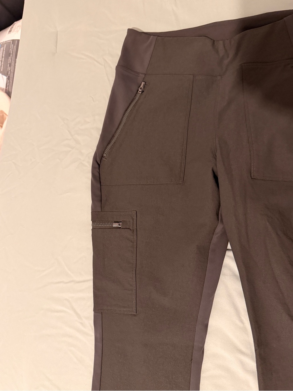Athleta Headlands Hybrid Cargo Leggings - Sz 10 - Aspen Olive - Picture 6 of 10